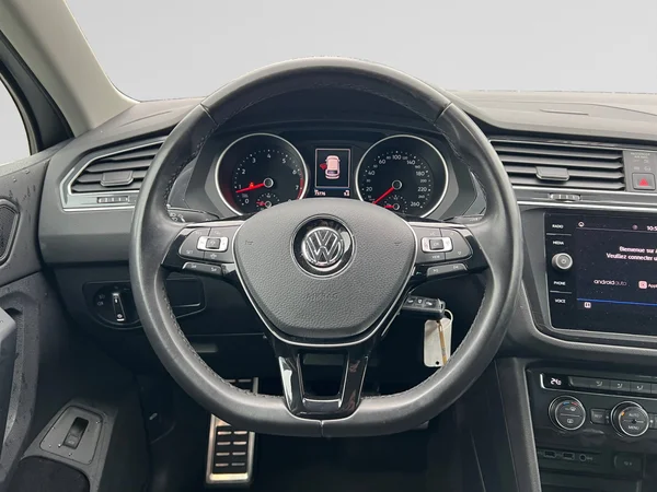 VOLKSWAGEN Tiguan (2020) — foto 16 van 18