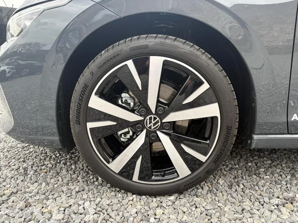 VOLKSWAGEN Golf VIII (2026) — foto 4 van 19