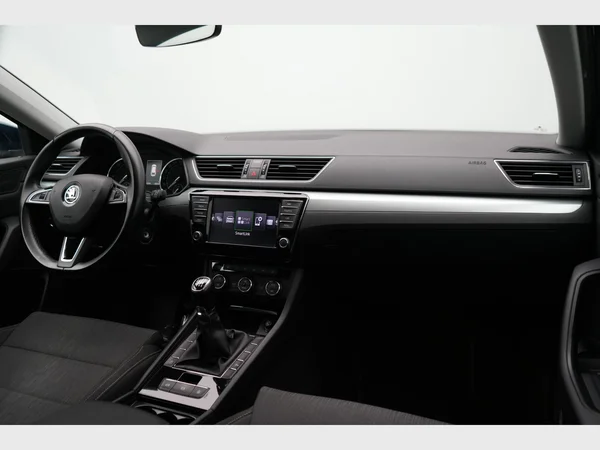 SKODA Superb Combi (2017) — foto 21 van 27
