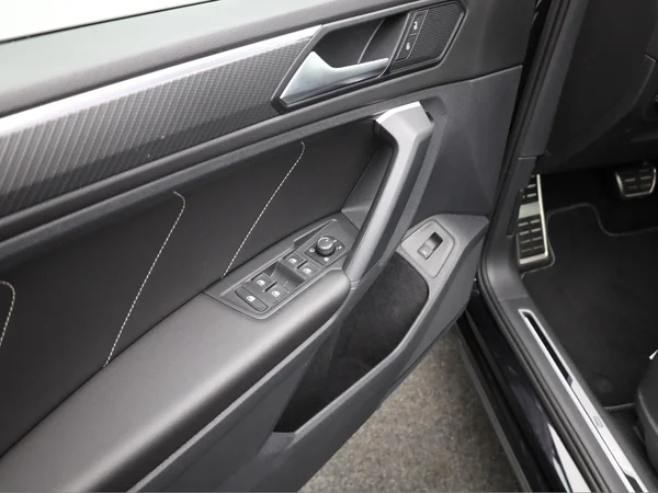VOLKSWAGEN Tiguan (2021) — foto 15 van 23