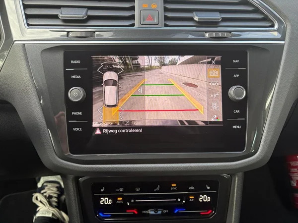 VOLKSWAGEN Tiguan (2021) — foto 5 van 24
