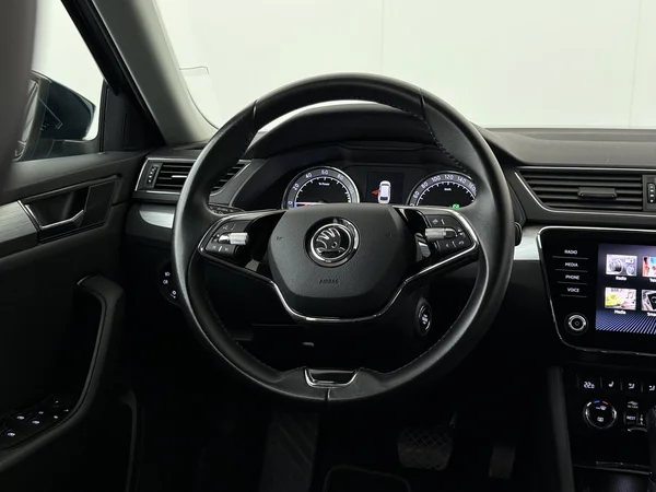 SKODA Superb (2021) — foto 14 van 32