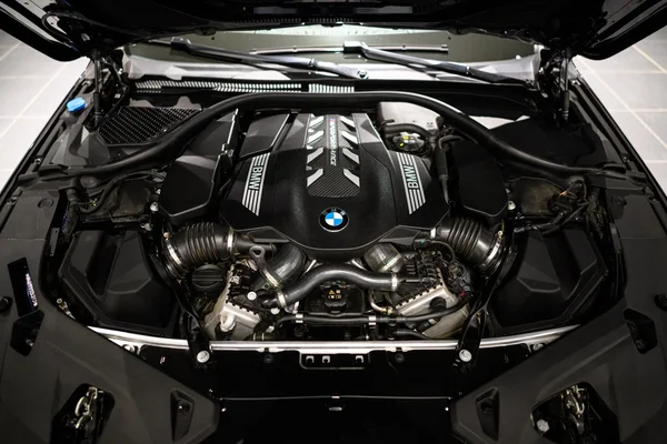 BMW M8 (2023) — foto 2 van 38