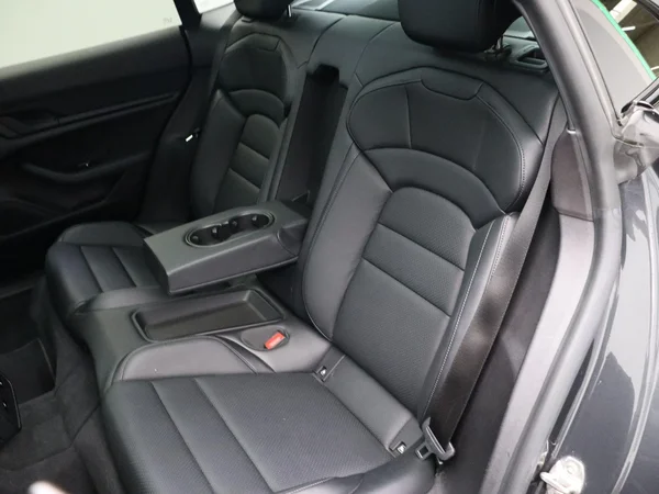 Porsche Taycan (2022) — foto 19 van 38