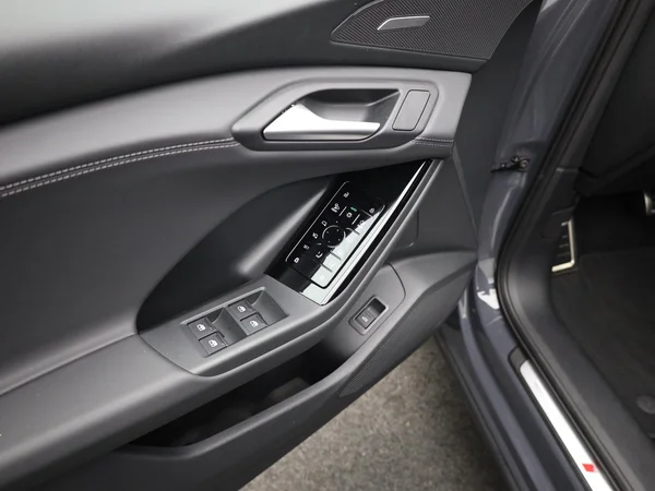 AUDI Q6 e-tron (2026) — foto 8 van 27
