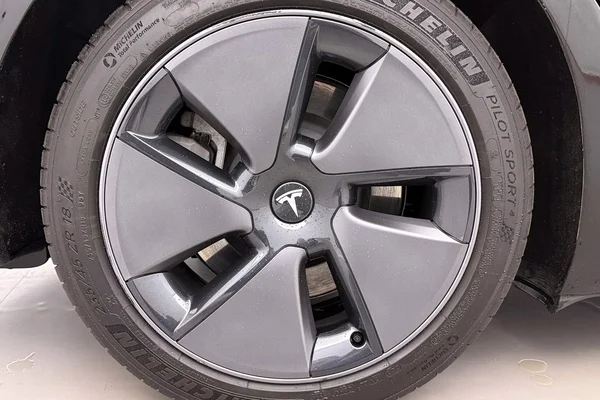 Tesla Model 3 (2023) — foto 35 van 40