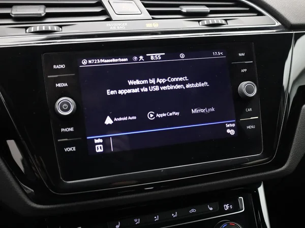 VOLKSWAGEN Touran (2022) — foto 13 van 21