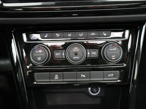 VOLKSWAGEN Touran (2021) — foto 10 van 28
