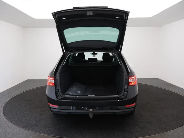 Škoda Superb (2023) — foto 4 van 29