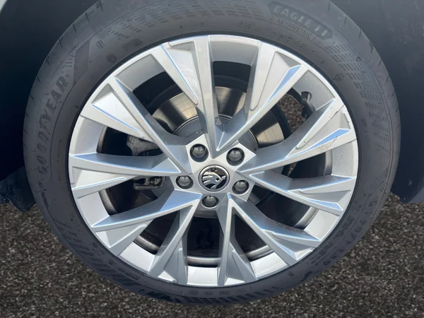 SKODA Superb Combi (2024) — foto 3 van 20