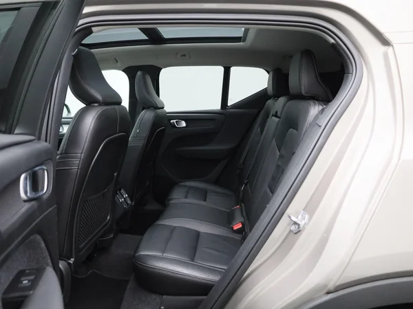Volvo XC40 (2021) — foto 2 van 42