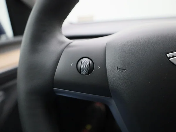 Tesla Model Y (2023) — foto 21 van 52