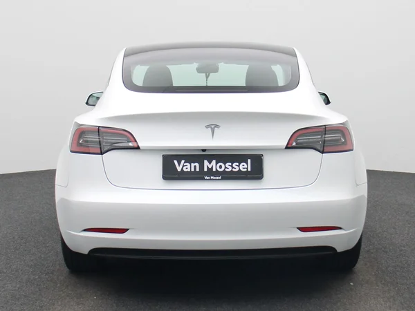 Tesla Model 3 (2023) — foto 40 van 44