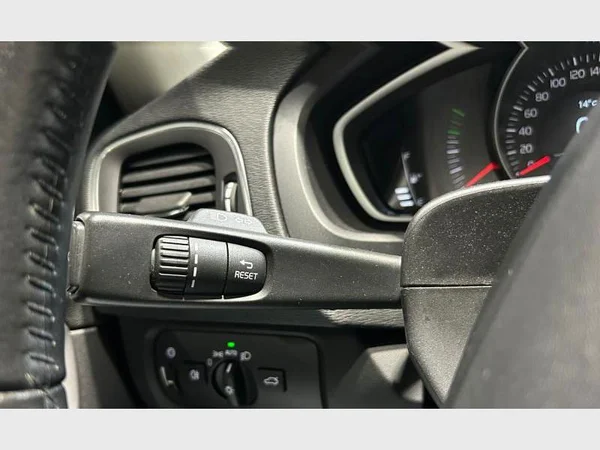 Volvo V40 (2019) — foto 17 van 29