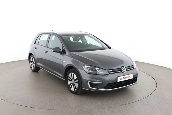 Volkswagen e-Golf (2020) — foto 14 van 16