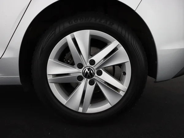 VOLKSWAGEN Golf (2024) — foto 7 van 27