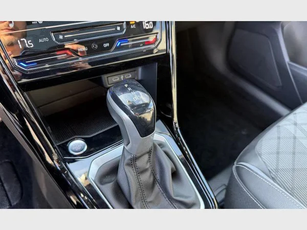 Volkswagen T-Roc (2023) — foto 8 van 29