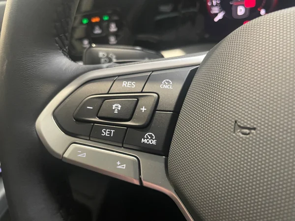 VOLKSWAGEN Golf VIII (2025) — foto 2 van 15