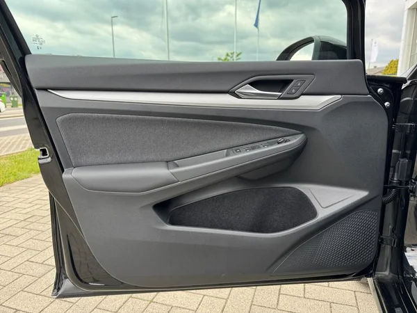 VOLKSWAGEN Golf VIII (2026) — foto 8 van 24
