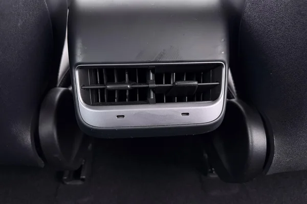 Tesla Model 3 (2023) — foto 15 van 44