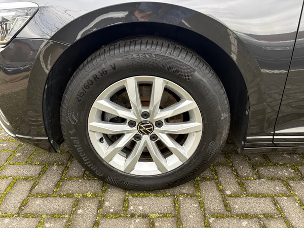 VOLKSWAGEN Passat Variant (2021) — foto 16 van 24
