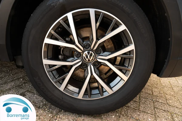Volkswagen Tiguan (2021) — foto 3 van 39