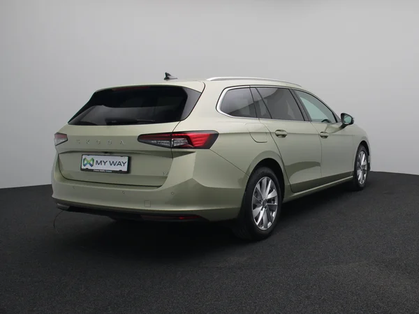 SKODA Superb Combi PHEV (2025) — foto 11 van 17
