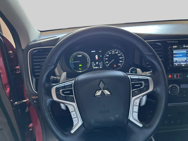 Mitsubishi Outlander (2018) — foto 2 van 21