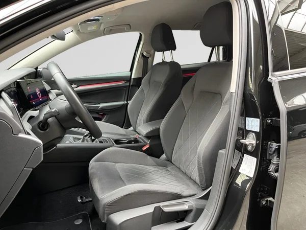 VOLKSWAGEN Golf VIII SW (2024) — foto 18 van 22