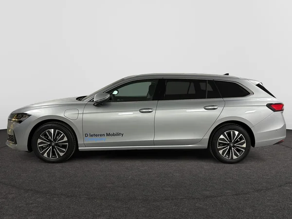 SKODA Superb Combi PHEV (2025) — foto 12 van 15
