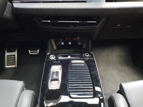 AUDI Q6 e-tron (2024) — foto 6 van 16