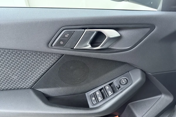 BMW 1 HATCH (2024) — foto 8 van 16