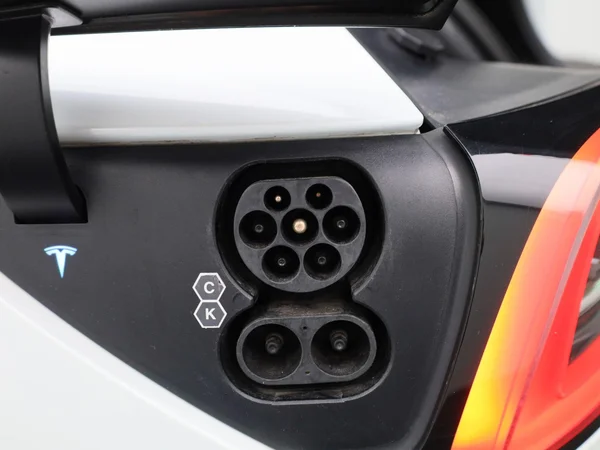 Tesla Model 3 (2022) — foto 4 van 40