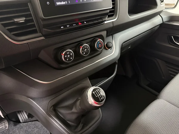 Renault Trafic (2023) — foto 8 van 29