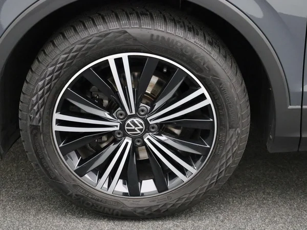 Volkswagen Tiguan (2021) — foto 7 van 43