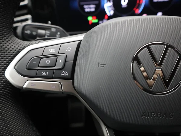 VOLKSWAGEN Tiguan (2024) — foto 9 van 24