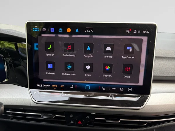 VOLKSWAGEN Golf VIII (2025) — foto 2 van 16