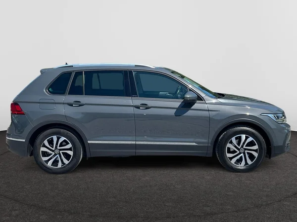VOLKSWAGEN Tiguan (2022) — foto 9 van 18