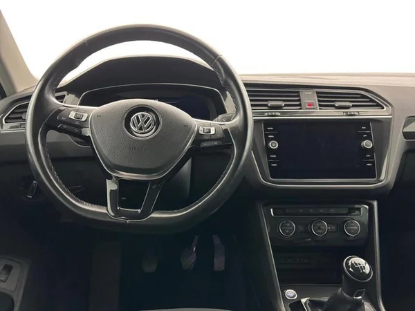 VOLKSWAGEN Tiguan (2018) — foto 24 van 34