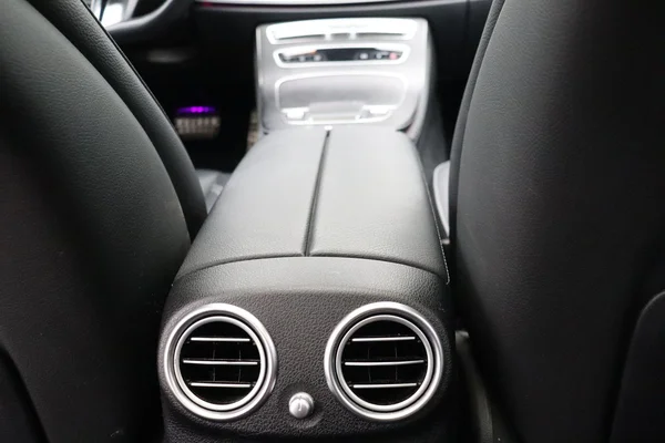 Mercedes-Benz E-Klasse (2022) — foto 14 van 29