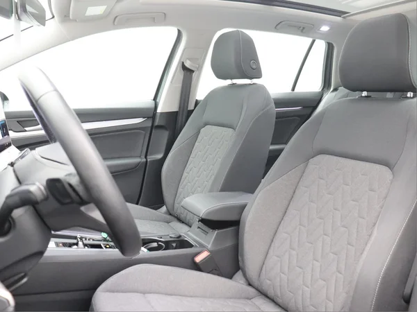 VOLKSWAGEN Golf VIII SW (2025) — foto 2 van 14