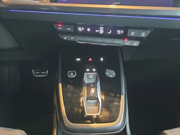 AUDI Q4 Sportback e-tron (2024) — foto 18 van 21