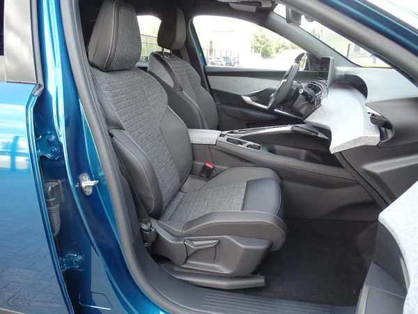 Peugeot e-3008 (2025) — foto 16 van 18