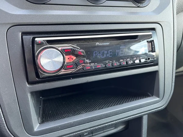 VOLKSWAGEN Caddy Van (2017) — foto 2 van 17