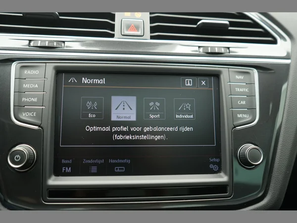 VOLKSWAGEN Tiguan (2016) — foto 17 van 30
