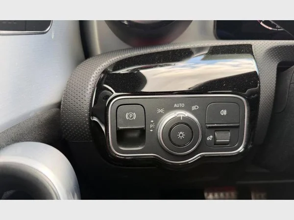 Mercedes-Benz A 180 (2023) — foto 18 van 31