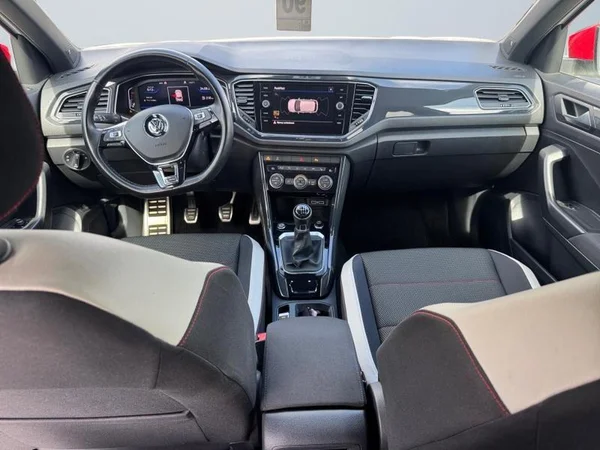 VOLKSWAGEN T-Roc (2018) — foto 23 van 31