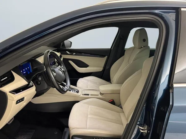 SKODA Octavia Combi (2023) — foto 2 van 17
