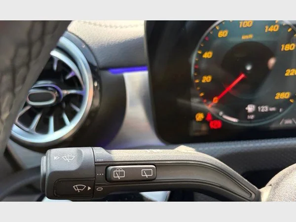 Mercedes-Benz A 180 (2022) — foto 9 van 27