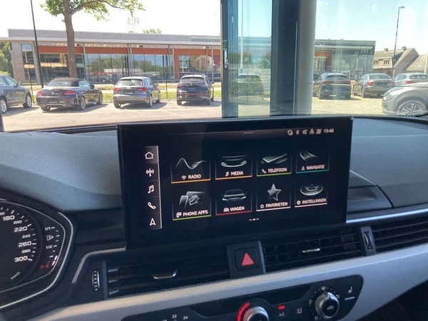 Audi A4 (2023) — foto 5 van 21